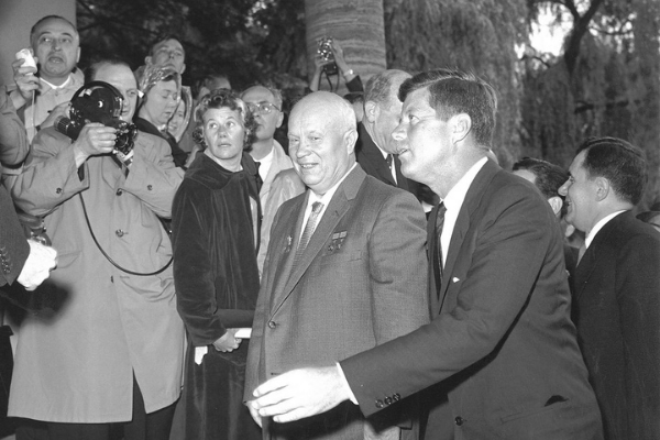 Kennedy cumprimenta Khrushchev na embaixada soviética de Viena - Foto Chicago Tribune